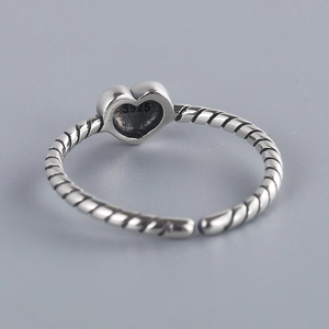 Vintage S925 sterling silver twist ring featuring a heart-shaped design for women