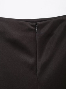 Détail de la fermeture éclair invisible au dos de l'ensemble haut et jupe en satin noir