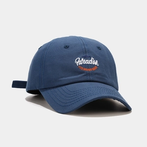 Dettaglio laterale di un cappello da baseball blu navy con ricamo 3D e cuciture fini