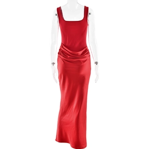 Détail de la robe en satin rouge avec taille froncée et drapé plissé élégant