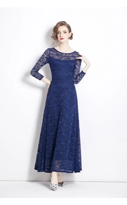 Dettaglio del ricamo in pizzo blu navy e della trama traforata sul vestito elegante