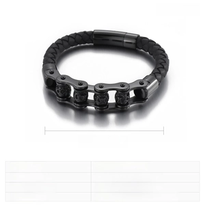 Détail du bracelet en cuir tressé noir pour homme avec chaîne tête de mort et fermoir