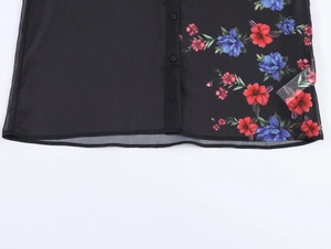 Dettaglio camicia in chiffon velato con stampa floreale ed etichetta 100% poliestere