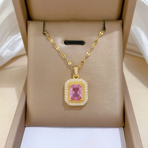 Vue détaillée d'un pendentif en zircon rose carré serti de cristaux sur une chaîne dorée
