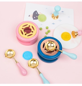 Detailweergave van roze en blauwe lakstempelovens met gouden lepels en lakzegelparels