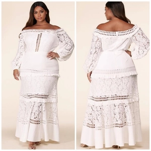 Elegante abito in pizzo bianco con spalle scoperte e gonna a balze per cerimonie
