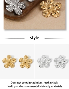 Détail de boucles d'oreilles fleur à texture martelée en finitions or et argent