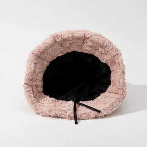 Detailansicht eines rosa Plüsch-Fischerhuts mit schwarzem, verstellbarem Kordelzug