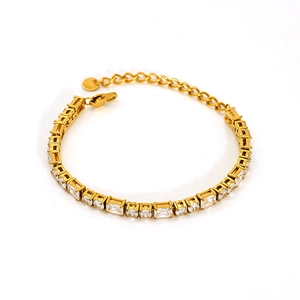 Detailaufnahme des 18k vergoldeten Tennisarmband mit Zirkonia im Mix-Schliff