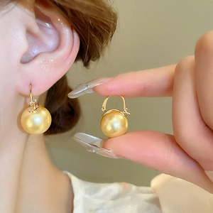Boucles d'oreilles créoles dorées minimalistes de style français avec perles