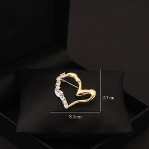Vue détaillée d'une broche coeur en cristal avec dimensions de 3,1 cm de large et 2,7 cm
