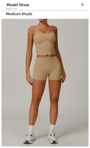 Vue de face du set de yoga kaki avec haut de sport et short taille haute porté par un mannequin