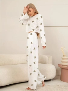 Détail de la texture gaufre blanche du pyjama pour femme avec motifs d'ours bruns