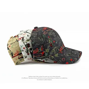 Set de gorras de béisbol estampadas con ilustraciones de la Torre Eiffel en beige y negro