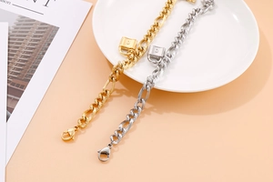 Detaillierte Nahaufnahme der Gliederkettenarmbänder mit Schlossanhängern in Gold und Silber
