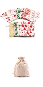 Détail de sacs cadeaux de Noël en lin avec motifs dorés et cordons de serrage assortis