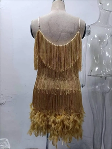 Detailansicht der goldenen Paillettenfransen und Federbesatz am V-Ausschnitt Partykleid