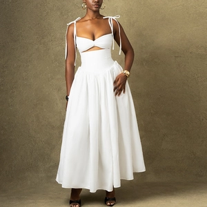 Elegante abito bianco lungo schiena scoperta con spalline sottili e vita alta fluida
