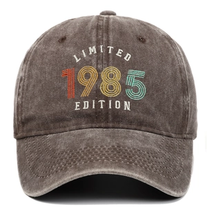 Detalle del bordado colorido LIMITED 1985 EDITION en gorra de béisbol de algodón marrón