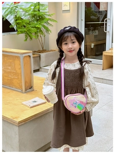 Sac cœur rose à paillettes pour fille avec bandoulière arc-en-ciel porté par un enfant