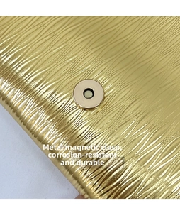 Détail du sac en cuir doré texturé avec boucle magnétique en métal durable et poli