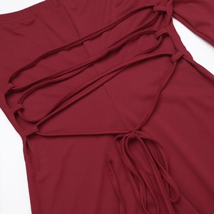 Détail d'une robe bordeaux avec laçage au dos et multiples bretelles croisées