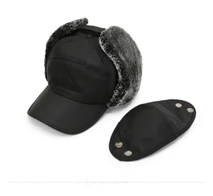 Dettaglio del cappello invernale con maschera staccabile e fodera in pile termico