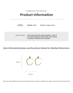 Détail des boucles d'oreilles C dorées avec incrustation de zircons et dimensions
