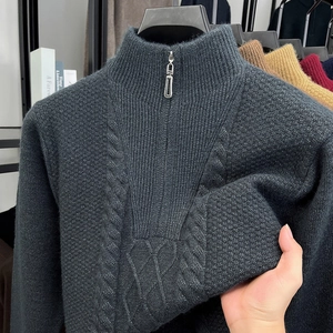 Detailaufnahme des dunkelgrünen Strickpullovers mit Reißverschluss und Zopfstrickmuster