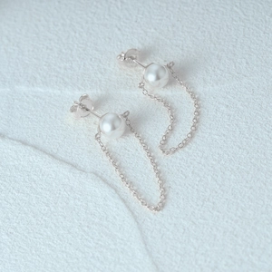 Detail showing the S925 silver hallmark and polished chain of the pearl drop earring