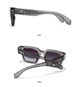 Detailansicht der Seiten- und Rückseite der grauen transparenten Brille mit lila Gläsern
