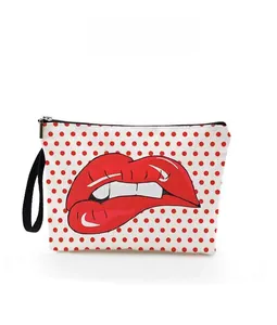 Détail de la trousse de maquillage en toile avec motif de lèvres pop art et pois rouges