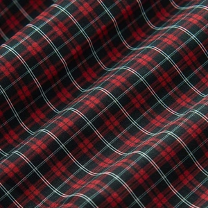 Detail von rot-schwarzem Schottenkaro-Stoff mit klassischer diagonaler Köperwebstruktur