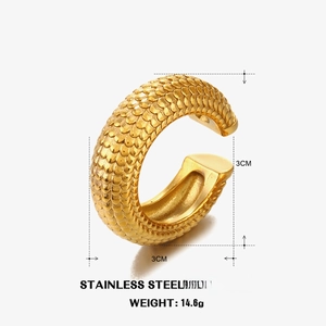 Vue détaillée du ear cuff en forme de C plaqué or 18K en acier inoxydable à texture écaillée