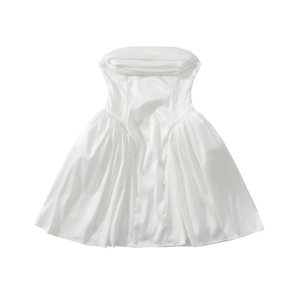 Détail de la robe bustier blanche avec empiècement en mesh et tissu satiné plissé élégant