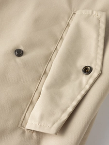 Herren Freizeitjacke aus khakifarbenem Twill mit Taschendetail und Metalldruckknopf