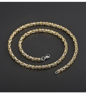 Nahaufnahme der 4mm zweifarbigen byzantinischen Edelstahlkette auf schwarzem Grund