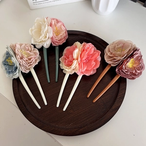 Lot d'épingles à cheveux roses en tissu sur plateau en bois au design élégant en U