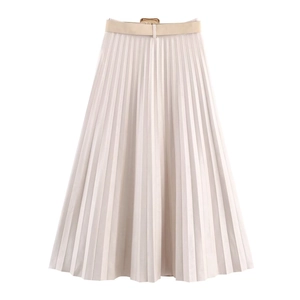 Détail de la jupe midi plissée beige avec ceinture assortie et texture de tissu robuste