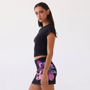 Ensemble 2 pièces femme avec crop top noir et jupe moulante à imprimé orchidée violette