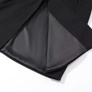 Minimalistische zwarte wollen damesjas met opstaande kraag en details van de stof