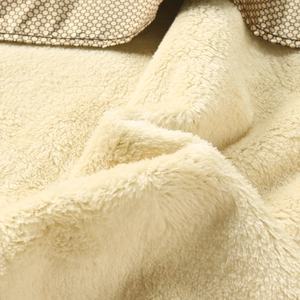 Detailaufnahme der Winterjacke mit dickem Sherpa-Futter und Wabenmuster-Stoff