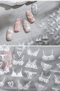 Vue détaillée de l'embossage 3D de lingerie en dentelle et motifs de cœur sur stickers ongles