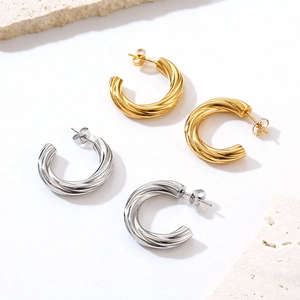 Boucles D'oreilles Créoles En Forme De C Acier Inoxydable Plaqué Or 18K Torsadé Maillé Géométrique Style Minimaliste