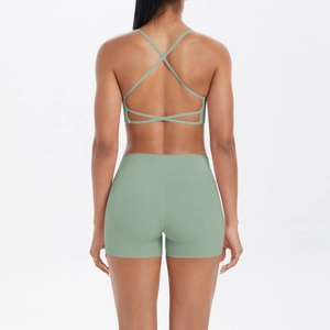 Vue arrière d'un ensemble de yoga pour femmes avec brassière et short taille haute vert sauge