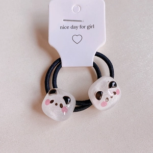 Detail von zwei Mini-Panda-Haargummis mit durchscheinendem Finish und rosa Details