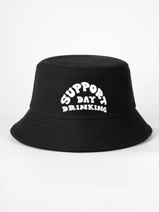 Détail du texte Support Day Drinking imprimé sur le bob noir en coton décontracté
