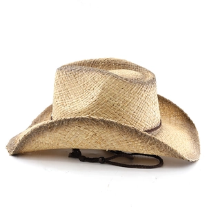 Dettaglio del cappello da cowboy in rafia con trama intrecciata, bordi sfilacciati e cinturino