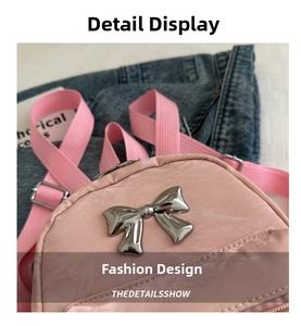 Dettaglio macro del tessuto in nylon rosa stropicciato e fibbia a fiocco in argento