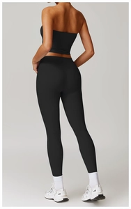 Vue détaillée du legging noir taille haute et du design du dos de l'ensemble yoga